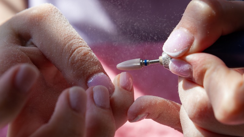 Libération de particules toxiques lors du ponçage des faux ongles